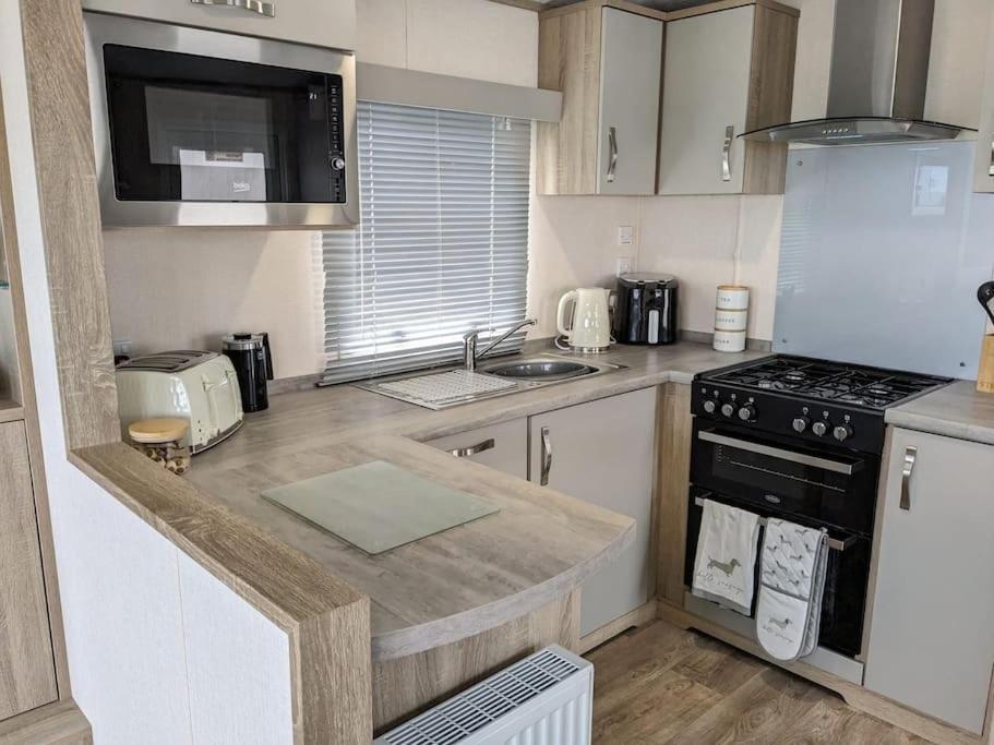 Beautiful Pet Friendly Southerness Caravan With Sea View & Decking Area Mainsriddle 外观 照片
