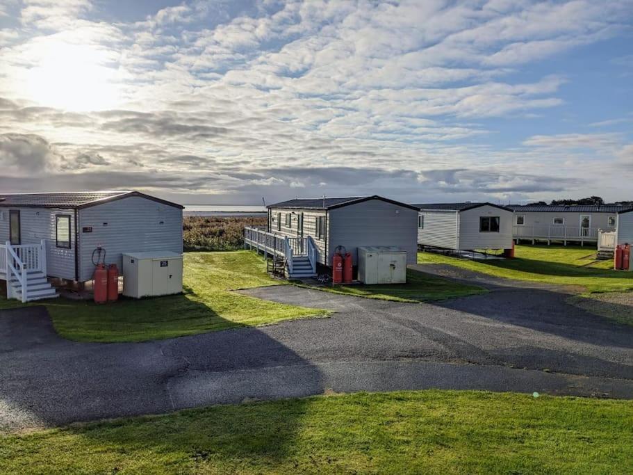 Beautiful Pet Friendly Southerness Caravan With Sea View & Decking Area Mainsriddle 外观 照片